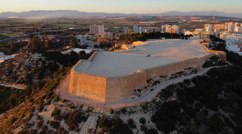 Zicht op het kasteel van Guardamar del Segura op de heuvel