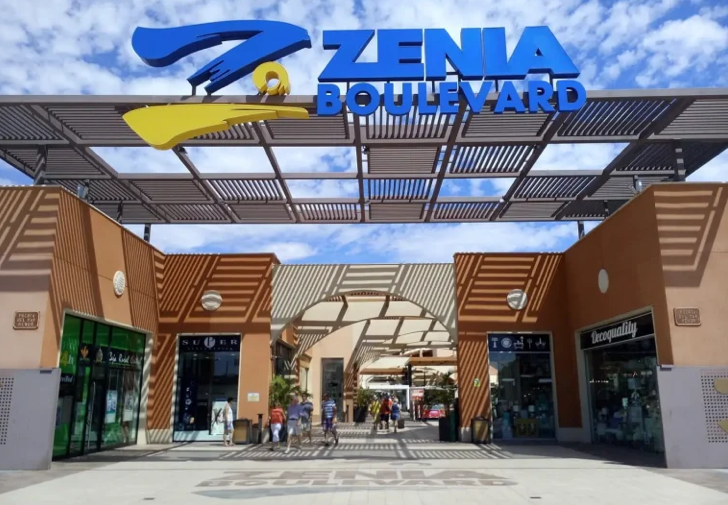 Ingang van winkelcentrum La Zenia Boulevard