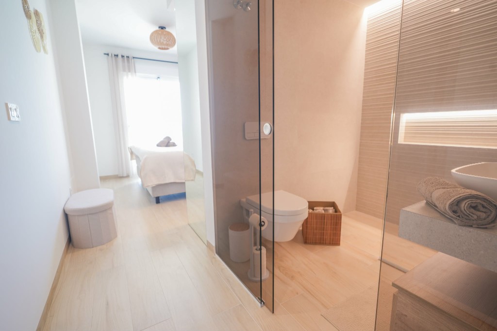 Badkamer met zicht op de slaapkamer
