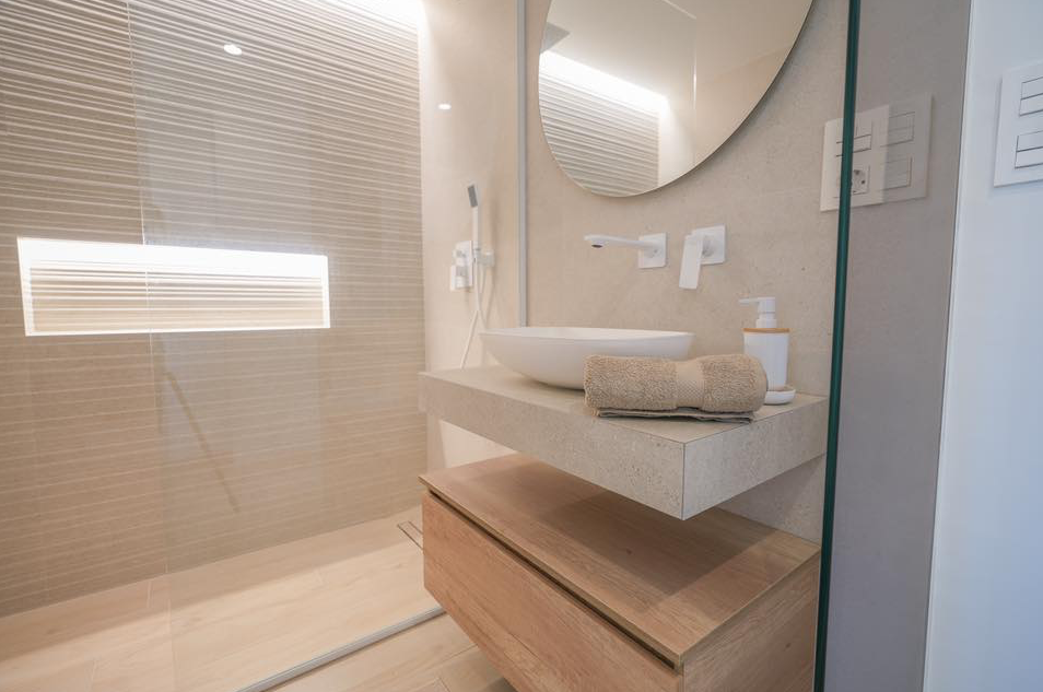 Moderne badkamer met wastafel en inloopdouche