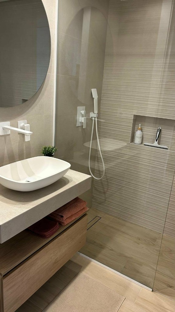 Moderne badkamer met wastafel en inloopdouche