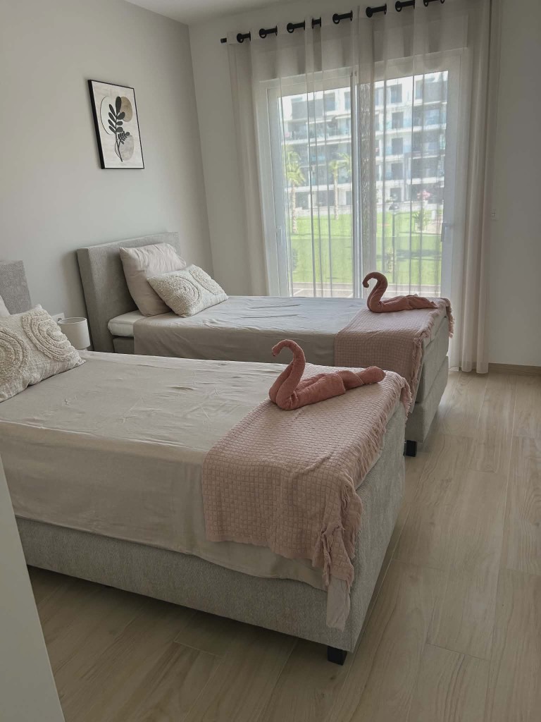 Slaapkamer met twee eenpersoonsbedden