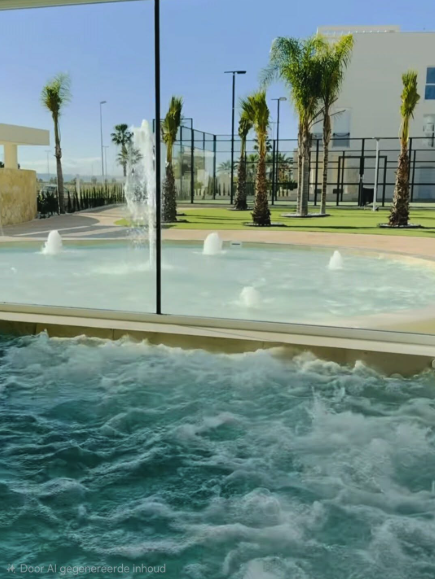 Verwarmd binnenbad met jacuzzi en zicht op het buitenzwembad en complex