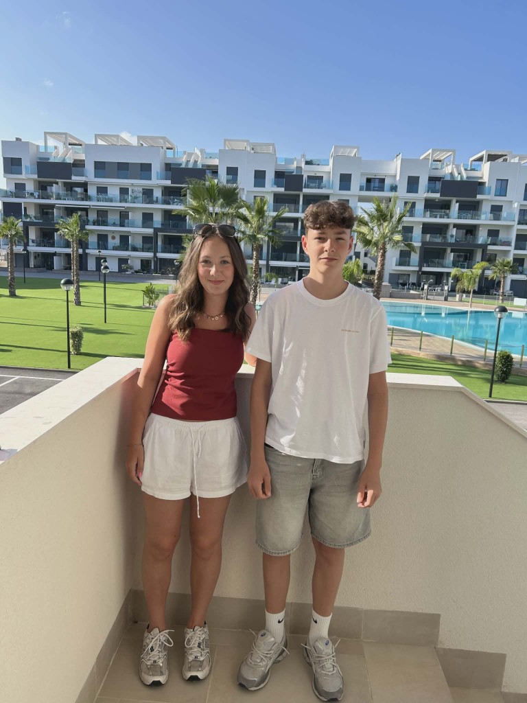 Phebe en Liam op het balkon van Casa Pheli